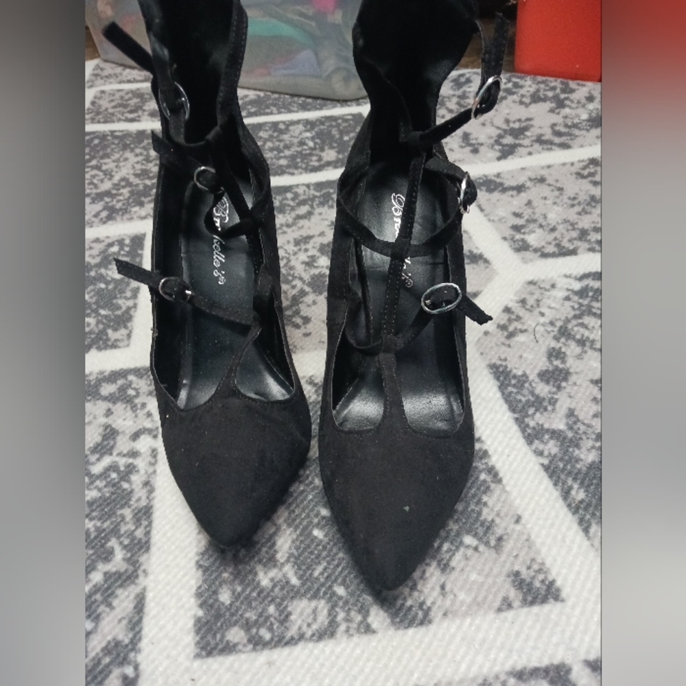 Black high heels size 7 Breckelles